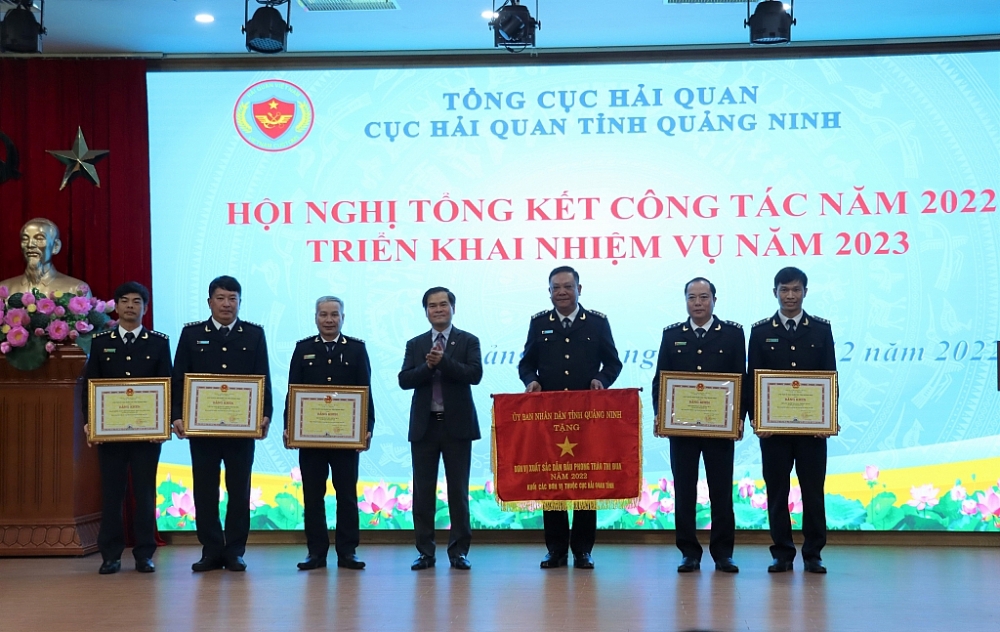 Phó Chủ tịch UBND tỉnh Quảng Ninh Bùi Văn Khắng trao Cờ thi đua, Bằng khen cho các tập thể của Cục Hải quan Quảng Ninh