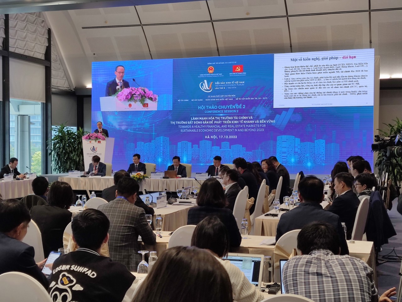 Quang cảnh hội thảo chuyên đề 2 tại Diễn đàn Kinh tế Việt Nam năm 2023, sáng 17/12.