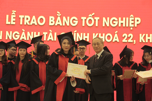 GS. TS. Nhà giáo Nhân dân Vũ Văn Hóa, Phó Hiệu trưởng nhà trường trao bằng tốt nghiệp cho sinh viên ngành Tài chính khóa 22, 23.
