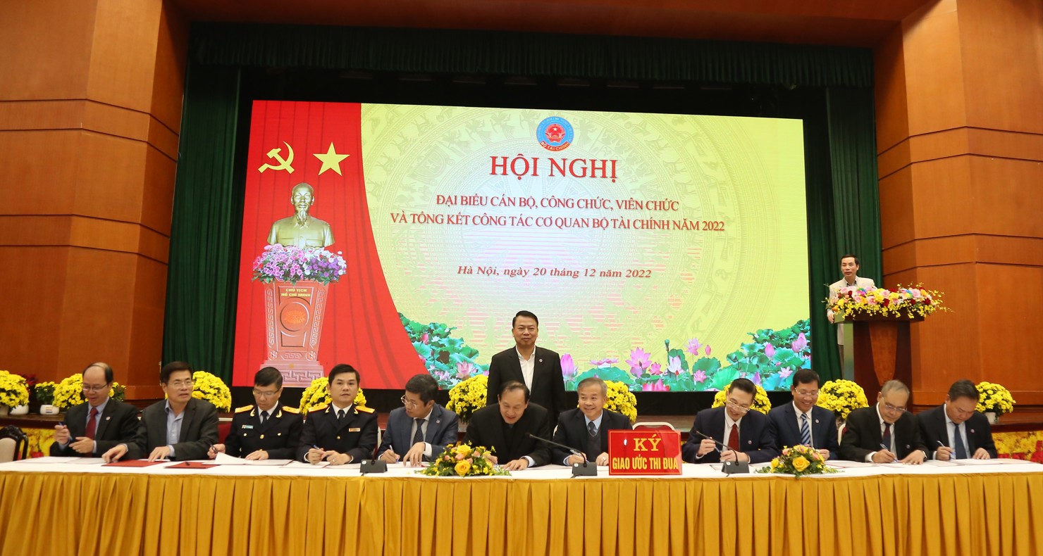  Các đơn vị ký kết giao ước thi đua năm 2023 dưới sự chứng kiến của Thứ trưởng Nguyễn Đức Chi.