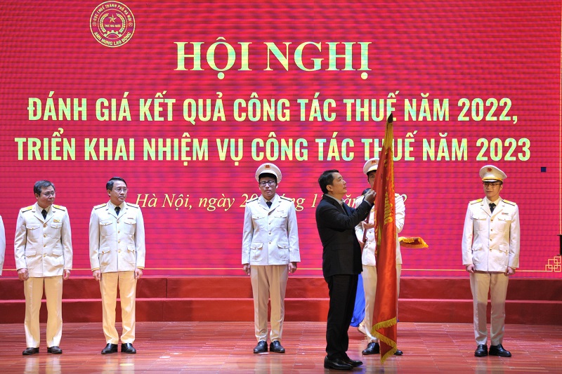 Thứ trưởng Bộ Tài chính Cao Anh Tuấn trao tặng Huân chương Độc lập hạng Nhì của Chủ tịch nước cho tập thể Cục Thuế TP. Hà Nội.