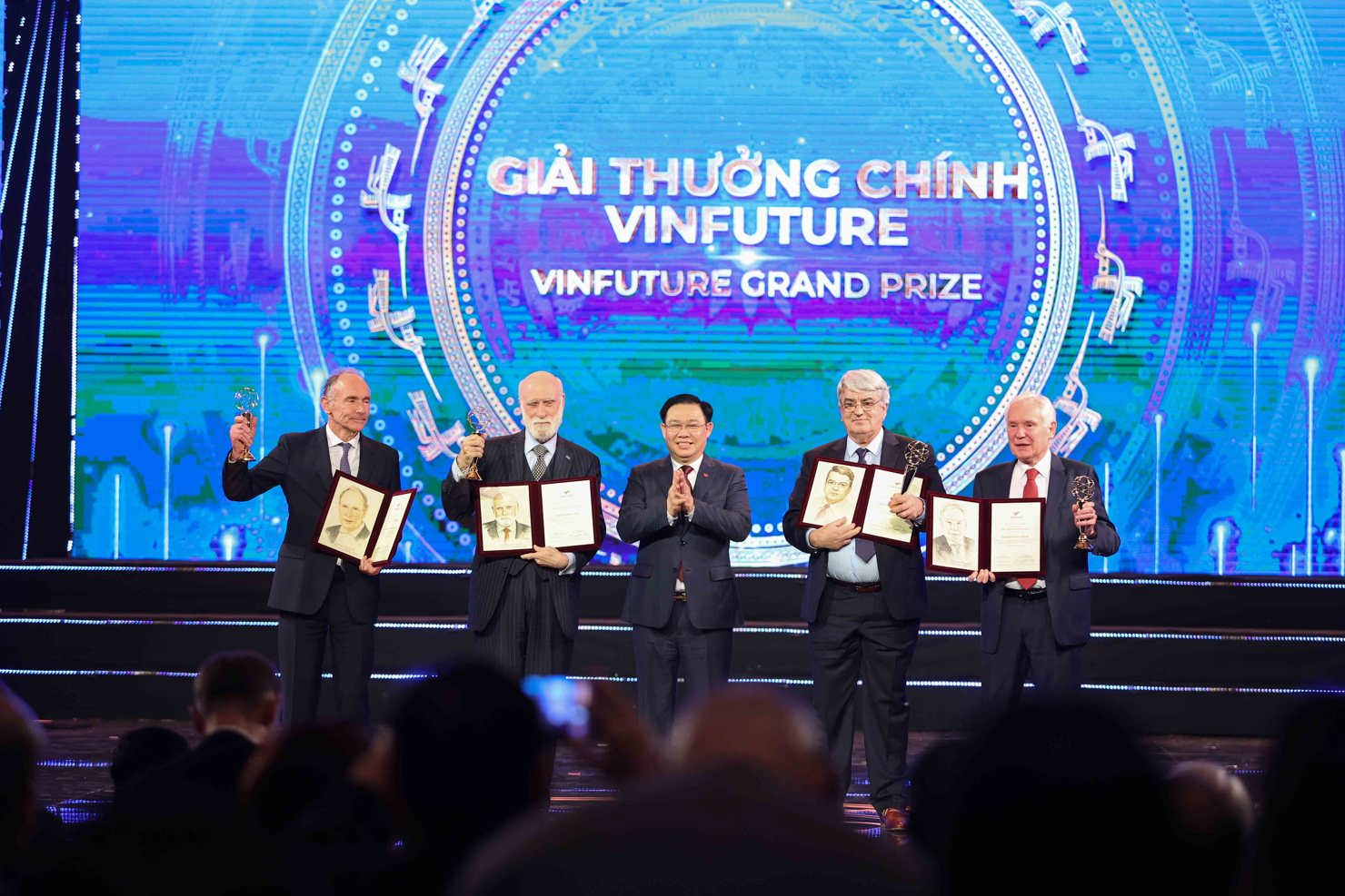 Chủ tịch Quốc hội Vương Đình Huệ trao Giải thưởng Chính VinFuture 2022 trị giá 3 triệu đô la Mỹ cho 5 nhà khoa học. Ảnh: VIC