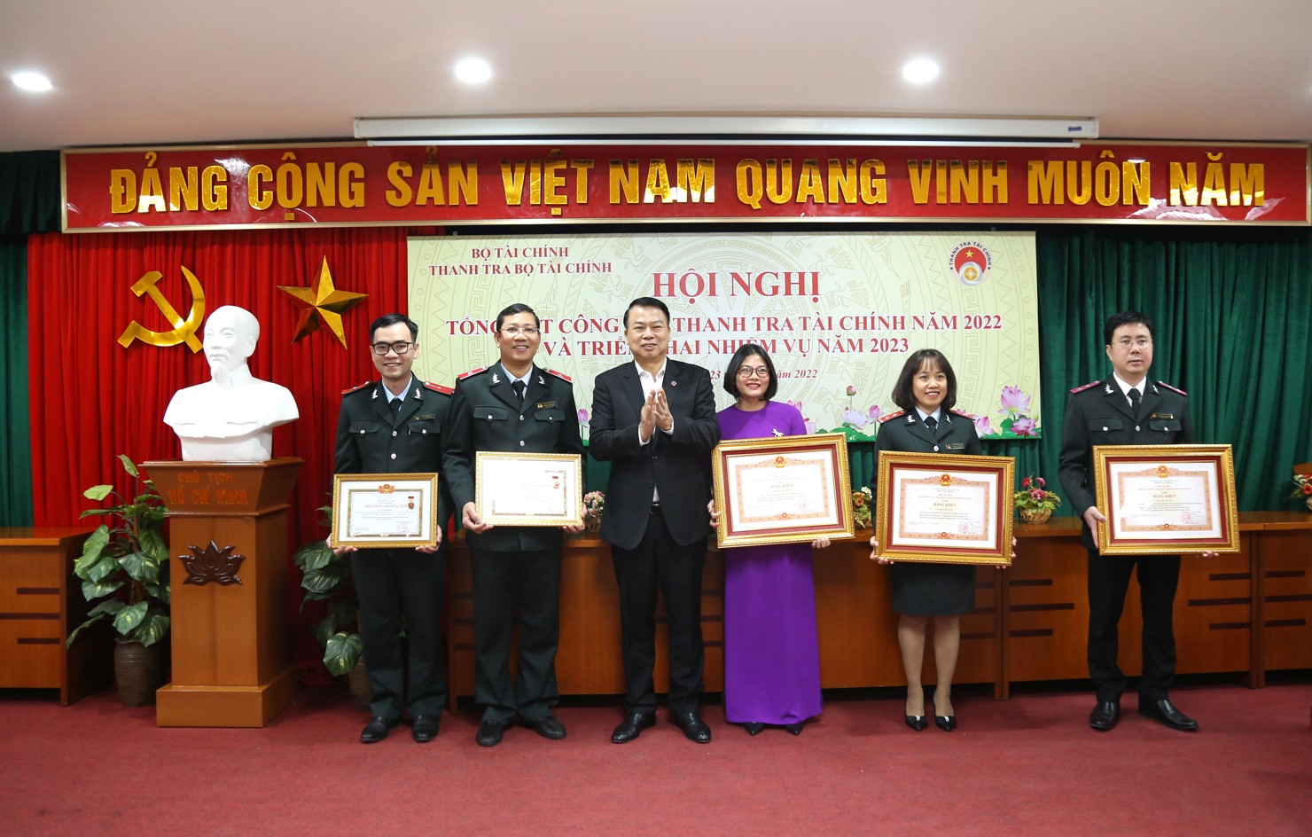 Thứ trưởng Bộ Tài chính Nguyễn Đức Chi trao tặng bằng khen, danh hiệu thi đua cho các cá nhân thuộc Thanh tra Bộ.