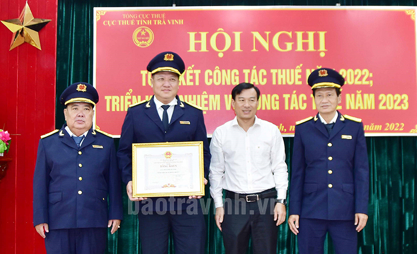 Ông Tiêu Thanh Tân - Giám đốc Sở Tài chính trao bằng khen của UBND tỉnh cho Cục Thuế. Ảnh: Mỹ Nhân