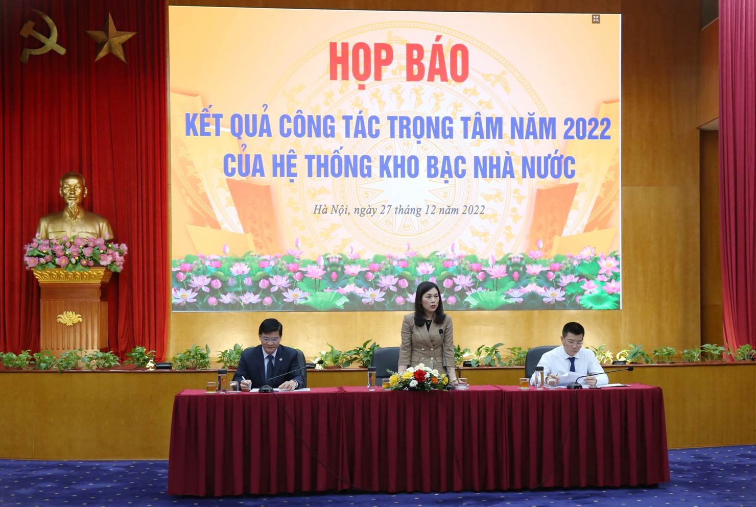 Bà Trần Thị Huệ - Phó Tổng Giám đốc KBNN phát biểu tại buổi họp báo.