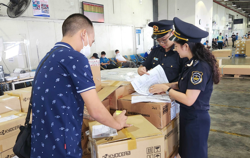 Cán bộ Chi cục Hải quan cửa khẩu sân bay quốc tế Nội Bài (Cục Hải quan TP. Hà Nội) kiểm tra hàng hóa xuất nhập cảnh.