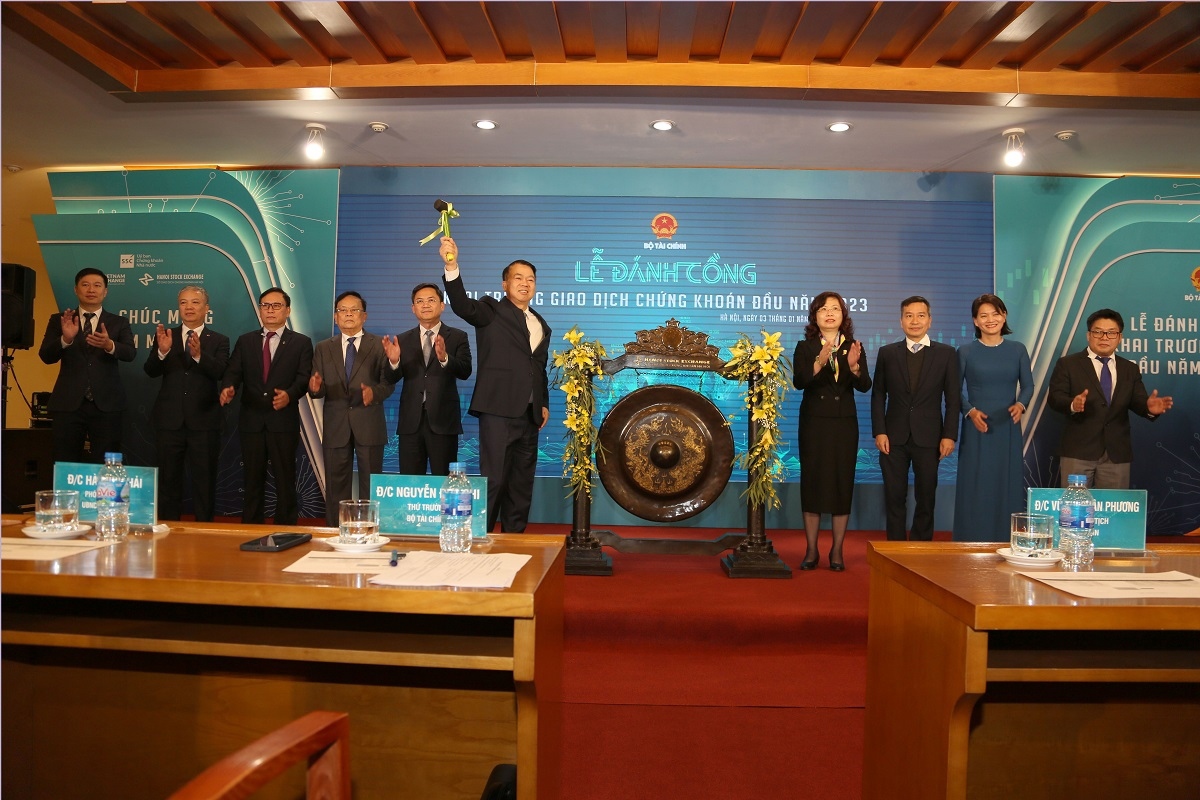 Thứ trưởng Bộ Tài chính Nguyễn Đức Chi đánh cồng khai trương giao dịch chứng khoán đầu năm 2023.