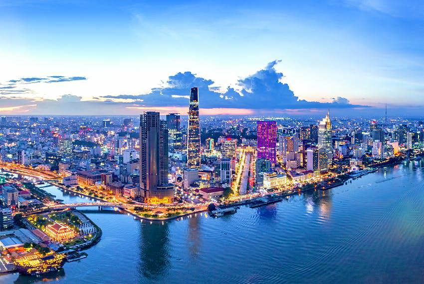 Tập trung xây dựng TP. Hồ Chí Minh trở thành trung tâm dịch vụ lớn của cả nước và khu vực với các ngành dịch vụ cao cấp, hiện đại.