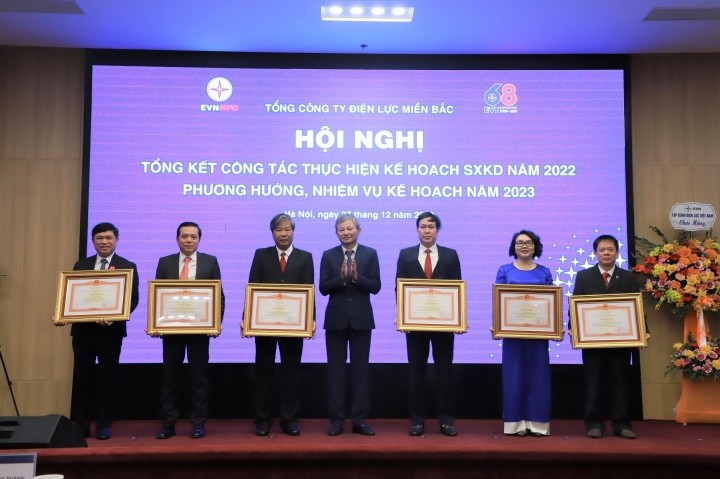 Ông Trần Đình Nhân - Tổng Giám đốc EVN trao tặng bằng khen của Thủ tướng cho các cá nhân hoàn thành xuất sắc nhiệm vụ.