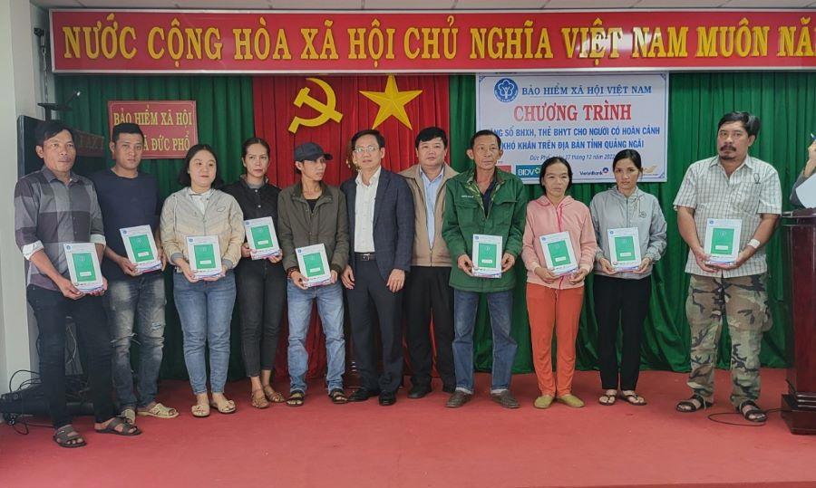 Ông Võ Văn Linh - Giám đốc Vietcombank Quảng Ngãi trao sổ BHXH và thẻ BHYT cho người dân có hoàn cảnh khó khăn tại huyện Đức Phổ