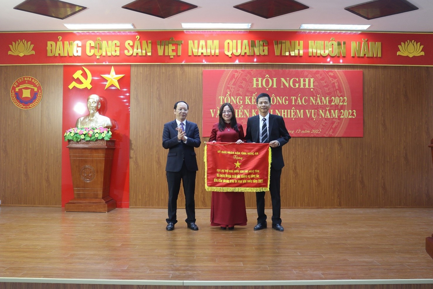 Phó Chủ tịch UBND tỉnh Nghệ An Bùi Thanh An trao tặng Cờ thi đua của UBND tỉnh Nghệ An cho tập thể Cục DTNN khu vực Nghệ Tĩnh.
