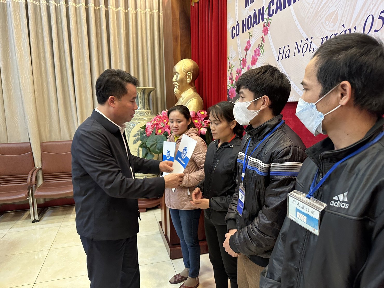Tổng Giám đốc BHXH Việt Nam Nguyễn Thế Mạnh trao tặng các phần quà cho các bệnh nhân là người tham gia BHYT có hoàn cảnh khó khăn. 