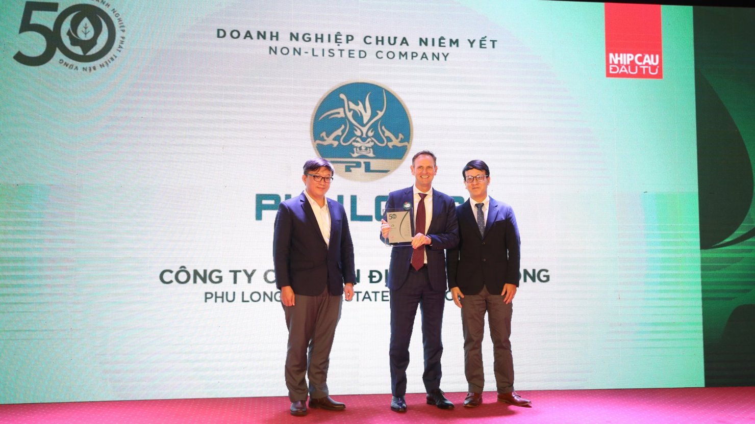 Thay mặt công ty Phú Long, ông Rechard Mark Leech đón nhận giải thưởng tại sự kiện. Ảnh: TH