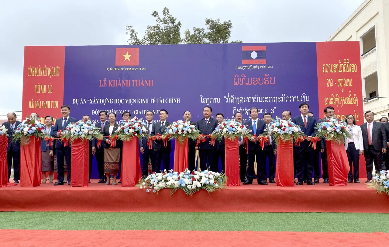 Các đại biểu hai nước Việt Nam - Lào thực hiện nghi thức cắt băng khánh thành dự án xây dựng Học viện Kinh tế - Tài chính Đông Khăm Xạng giai đoạn 3. Ảnh: Vũ Hương