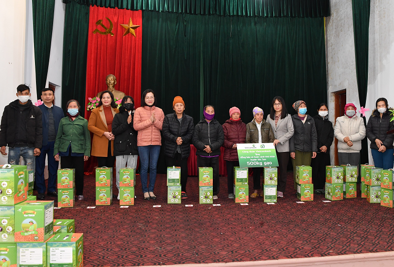 Vietcombank Trụ sở chính tặng 500 kg gạo cho đồng bào khó khăn tại TP. Hà Nội
