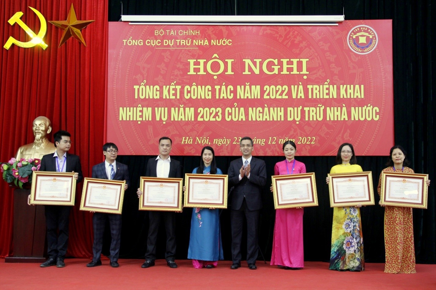 Thứ trưởng Bộ Tài chính Võ Thành Hưng trao tặng Bằng khen của Thủ tướng Chính phủ cho các cá nhân của các đơn vị thuộc cơ quan Tổng cục Dự trữ Nhà nước đạt thành tích xuất sắc trong công tác.