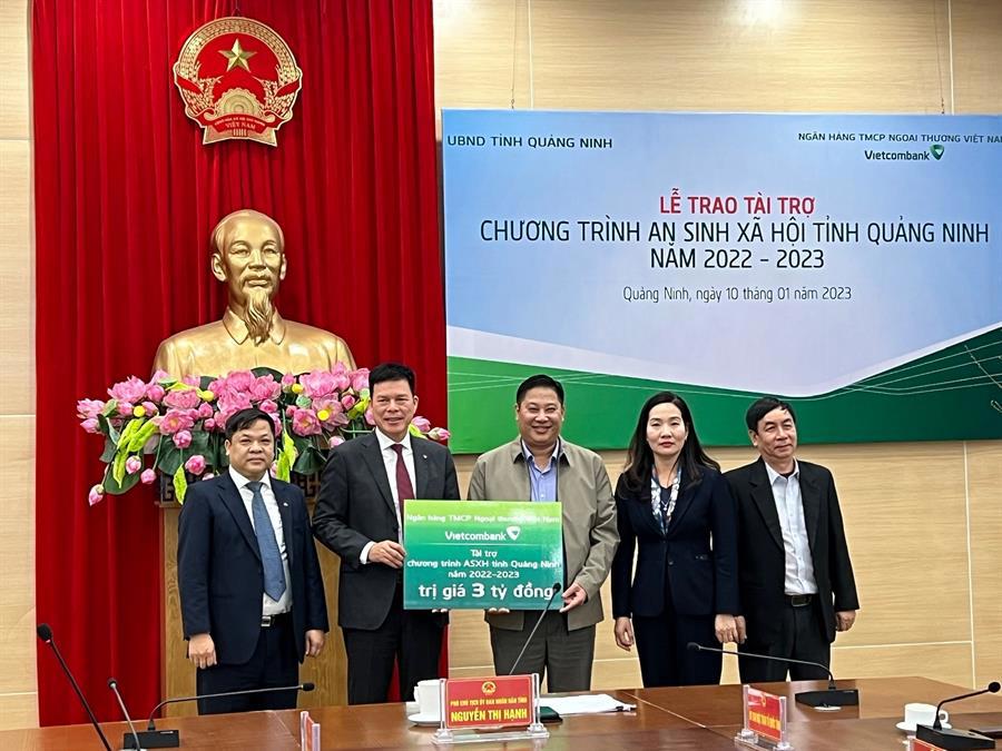Ông Phạm Mạnh Thắng - Phó Tổng Giám đốc cùng ông Hoàng Quốc Chiến - Giám đốc Chi nhánh Quảng Ninh (thứ 2 và thứ 1 bên trái) trao bảng tượng trưng số tiền của Vietcombank hỗ trợ công tác an sinh xã hội tỉnh Quảng Ninh