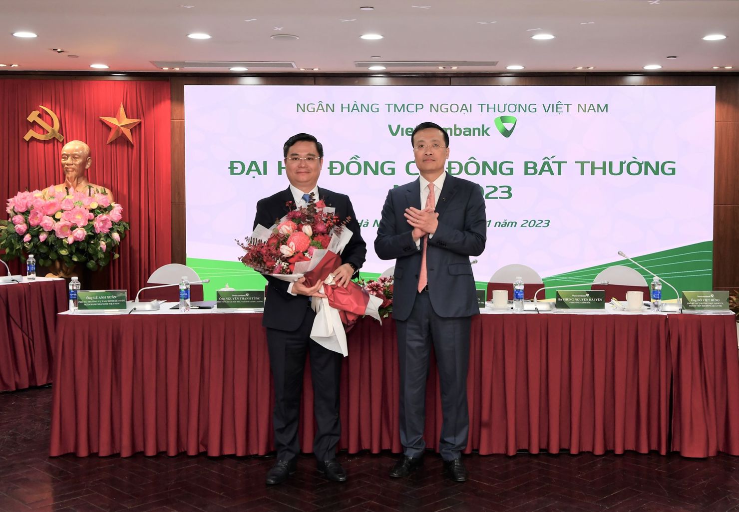 Ông Phạm Quang Dũng - Chủ tịch HĐQT Vietcombank (bên phải) tặng hoa chúc mừng ông Nguyễn Thanh Tùng – tân thành viên HĐQT Vietcombank nhiệm kỳ 2018 - 2023