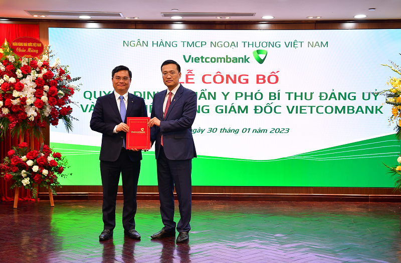 Ông Phạm Quang Dũng - Chủ tịch HĐQT Vietcombank (bên phải) trao quyết định bổ nhiệm Tổng giám đốc Vietcombank cho ông Nguyễn Thanh Tùng