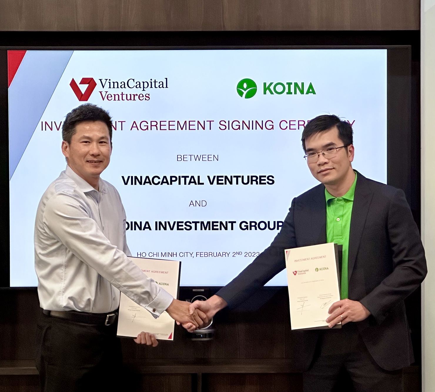 Đại diện VinaCapital Ventures và Đại diện Koina ký kết thương vụ đầu tư.