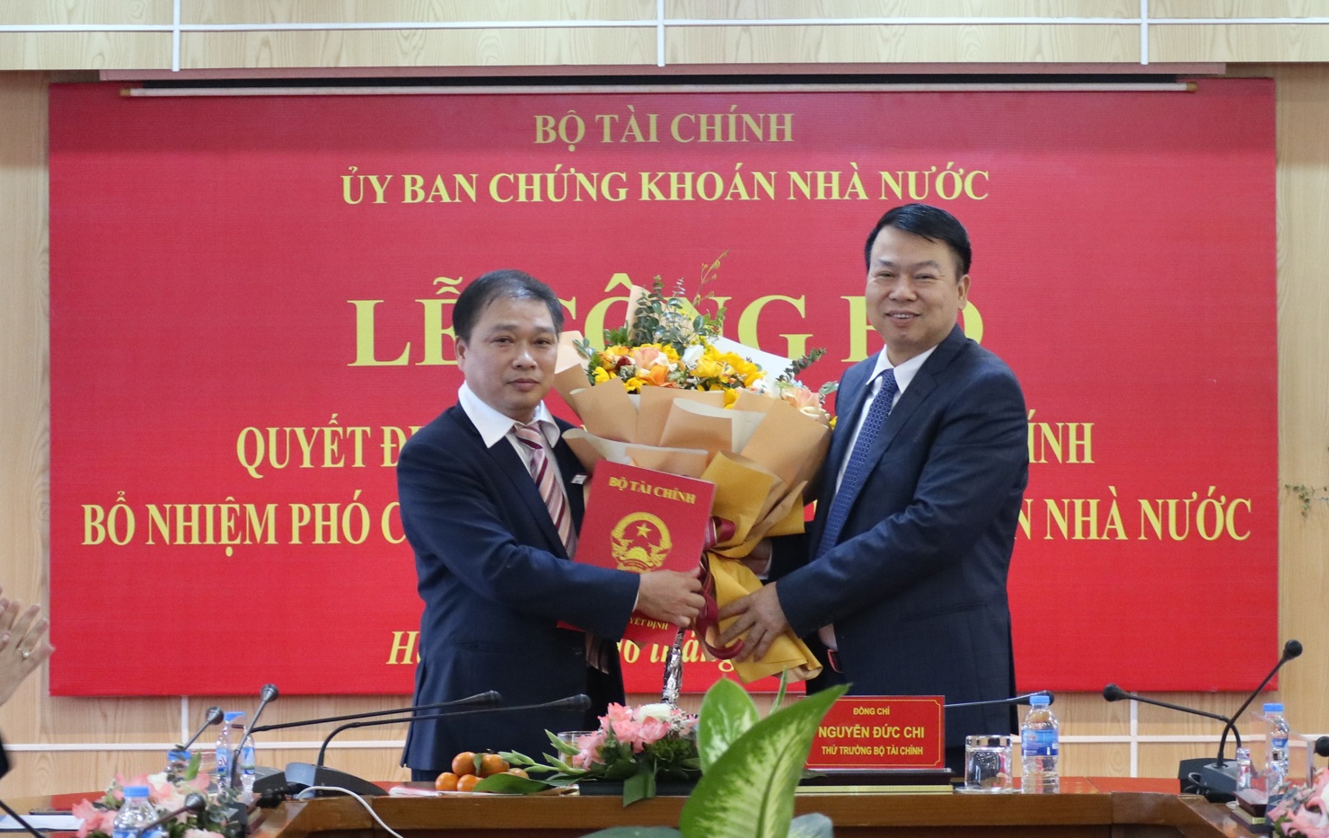 Thứ trưởng Bộ Tài chính Nguyễn Đức Chi trao Quyết định bổ nhiệm Phó Chủ tịch UBCKNN đối với ông Lương Hải Sinh.