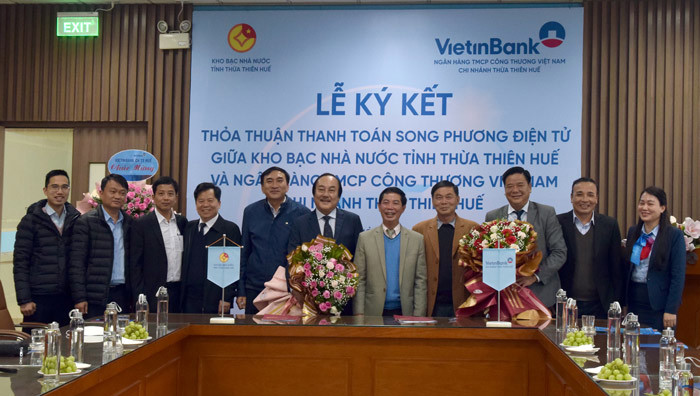 Lễ ký kết thỏa thuận phối hợp thu - ủy nhiệm chi tiền mặt giữa Kho bạc Nhà nước, Cục thuế, Cục Hải quan và Vietcombank Huế trên địa bàn tỉnh Thừa Thiên - Huế.