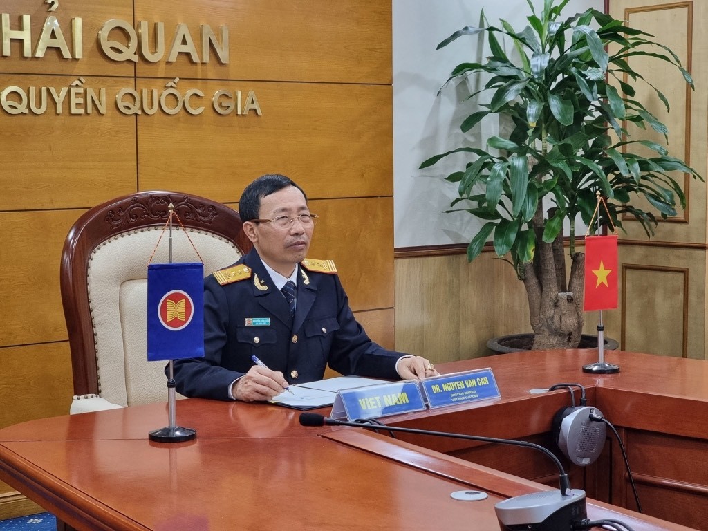 Tổng cục trưởng Tổng cục Hải quan Nguyễn Văn Cẩn thực hiện việc ký bản Thỏa thuận tại trụ sở Tổng cục Hải quan. 