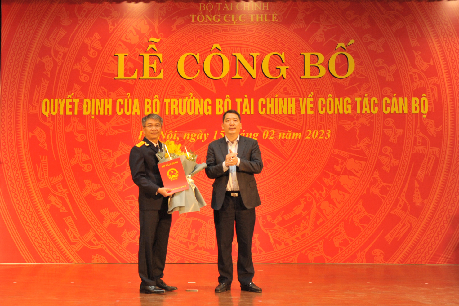 Thứ trưởng Bộ Tài chính Cao Anh Tuấn trao quyết định điều động, bổ nhiệm cho ông Mai Xuân Thành.