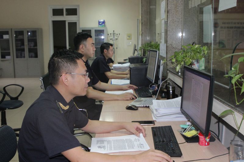 Công chức Hải quan Thanh Hóa thực hiện công tác nghiệp vụ