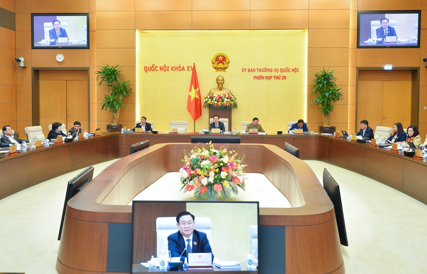 Chủ tịch Quốc hội Vương Đình Huệ chủ trì Phiên họp.