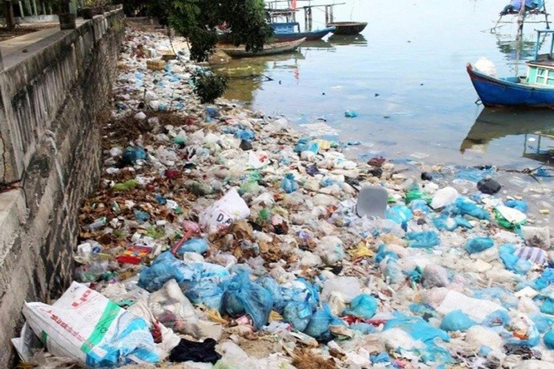 Rác thải nhựa đang là tác nhân gây ô nhiễm nhiều dòng sông ở Việt Nam.