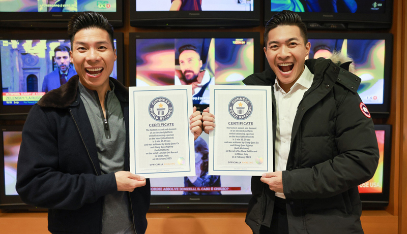 Hai nghệ sĩ Quốc Cơ, Quốc Nghiệp nhận phần thưởng Nutrilite trao tặng. Nguồn: Amway Việt Nam
