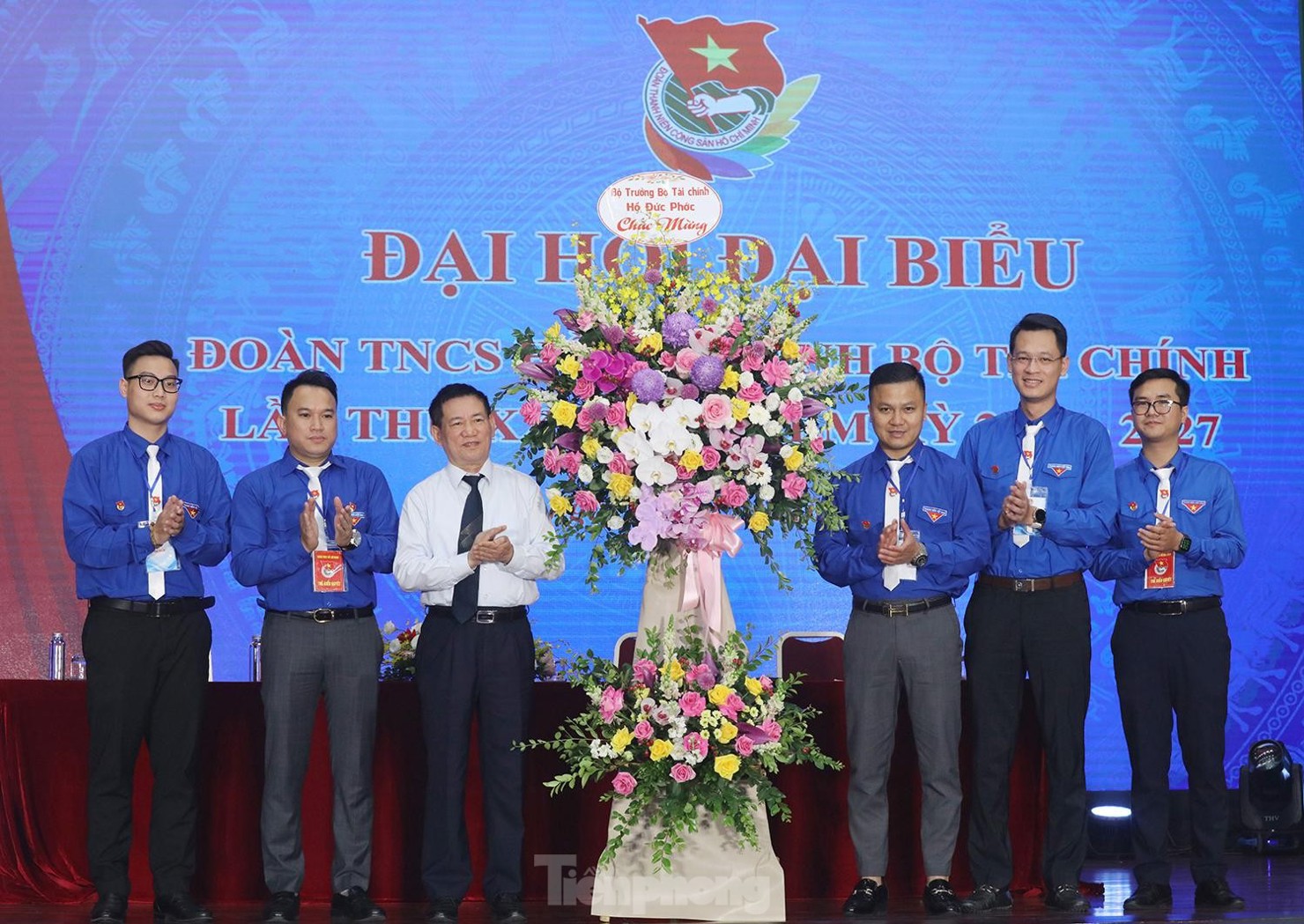 Bí thư Ban Cán sự Đảng, Bộ trưởng Bộ Tài chính Hồ Đức Phớc tặng hoa chúc mừng Đại hội đại biểu Đoàn TNCS Hồ Chí Minh Bộ Tài chính lần thứ XXVIII, nhiệm kỳ 2022-2027.