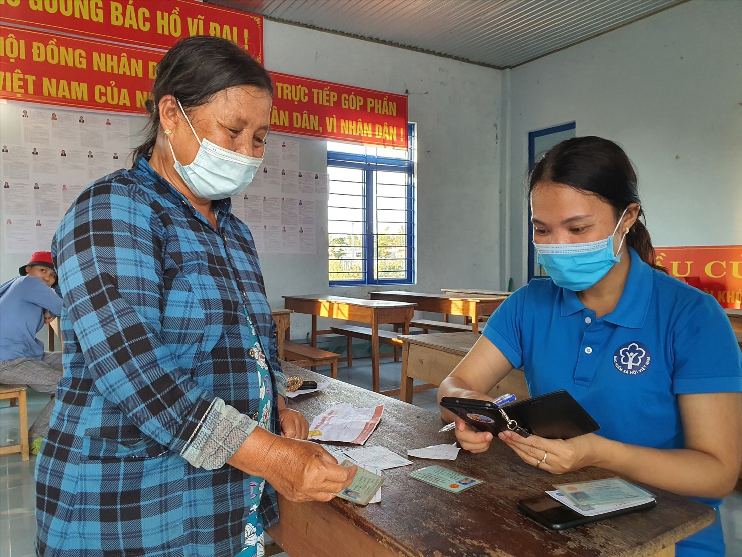 Ngành BHXH Việt Nam đẩy mạnh tuyên truyền về những lợi ích khi tham gia BHXH, bảo hiểm y tế cho người dân.