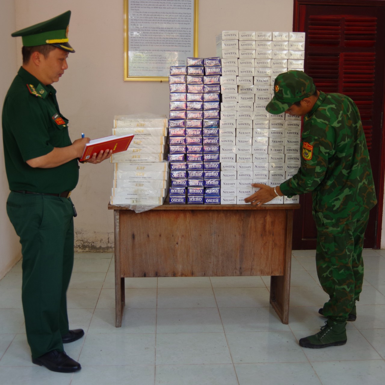 Bộ đội Biên phòng An Giang kiểm đếm số tang vật 2.000 bao thuốc lá điếu nhập lậu.