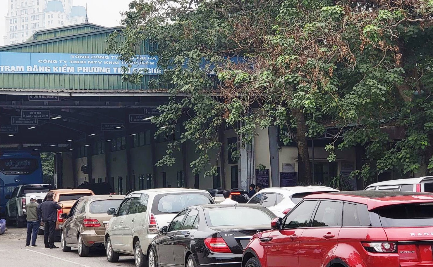 Phó Thủ tướng Trần Hồng Hà yêu cầu tập trung huy động, điều phối nhân lực đăng kiểm viên, cán bộ nghiệp vụ ở các địa phương khác “chi viện” cho các trung tâm đăng kiểm ở Hà Nội, TP. Hồ Chí Minh.