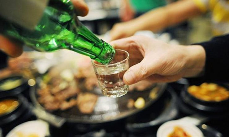 Thuốc lá, rượu, bia là những mặt hàng có hại cho sức khỏe, cần hạn chế tiêu dùng. Ảnh: internet