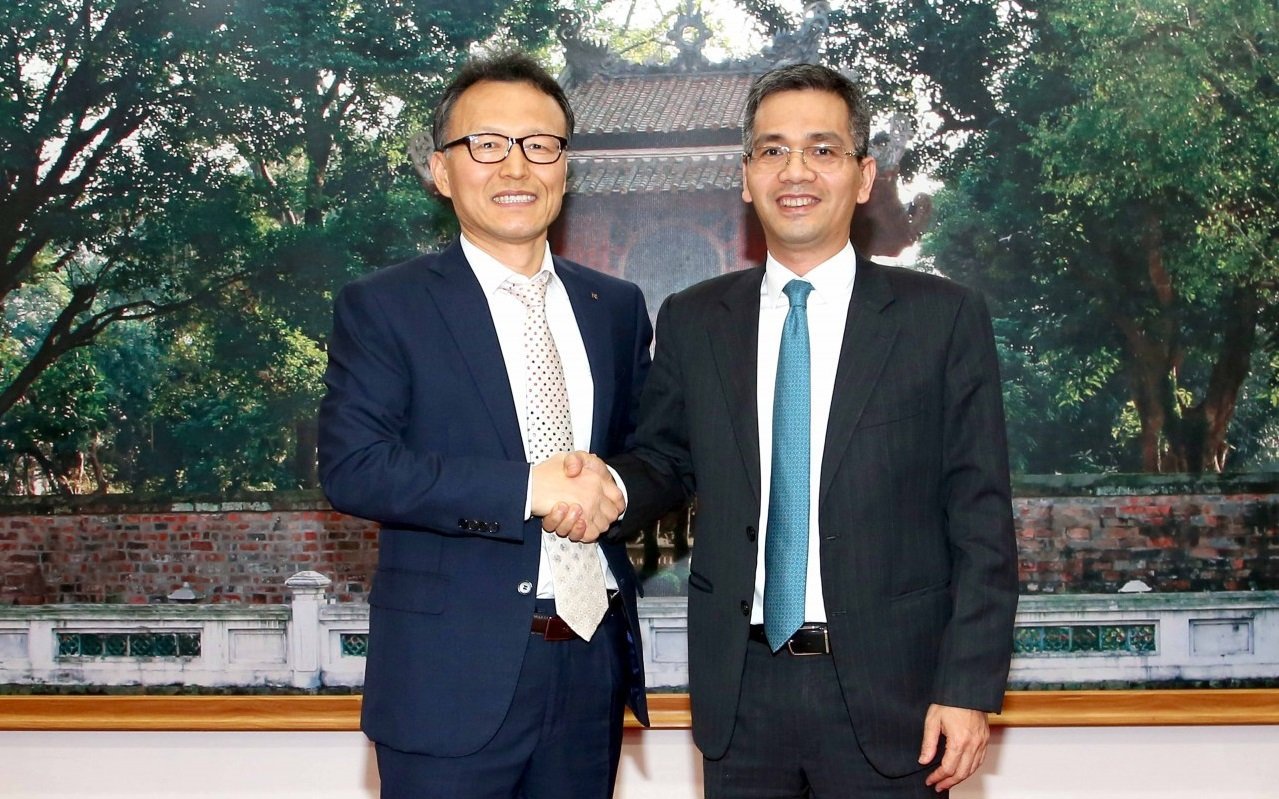 Thứ trưởng Bộ Tài chính Võ Thành Hưng (bên phải) và Phó Chủ tịch KEXIM Kim Tea – Soo. 