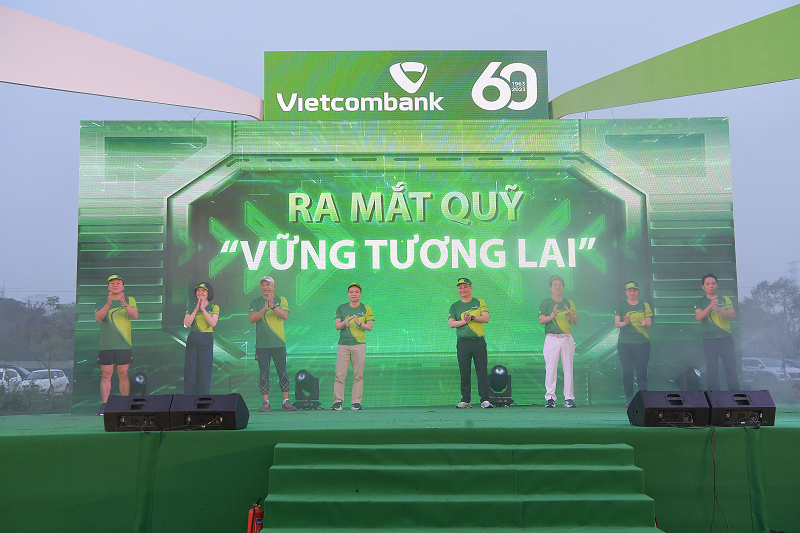 Các thành viên Ban lãnh đạo Vietcombank thực hiện nghi thức ra mắt Quỹ “Vững tương lai”