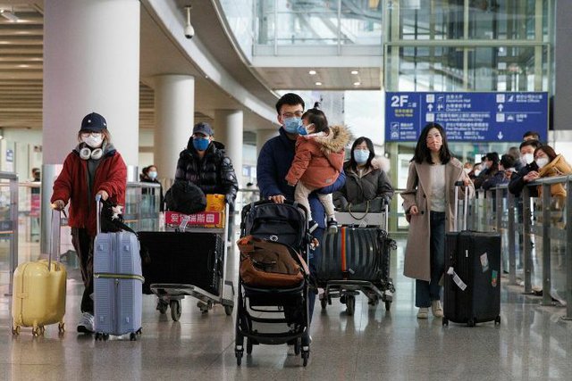 Du khách đi lại tại sân bay quốc tế Bắc Kinh, Trung Quốc dịp Tết Quý Mão. 