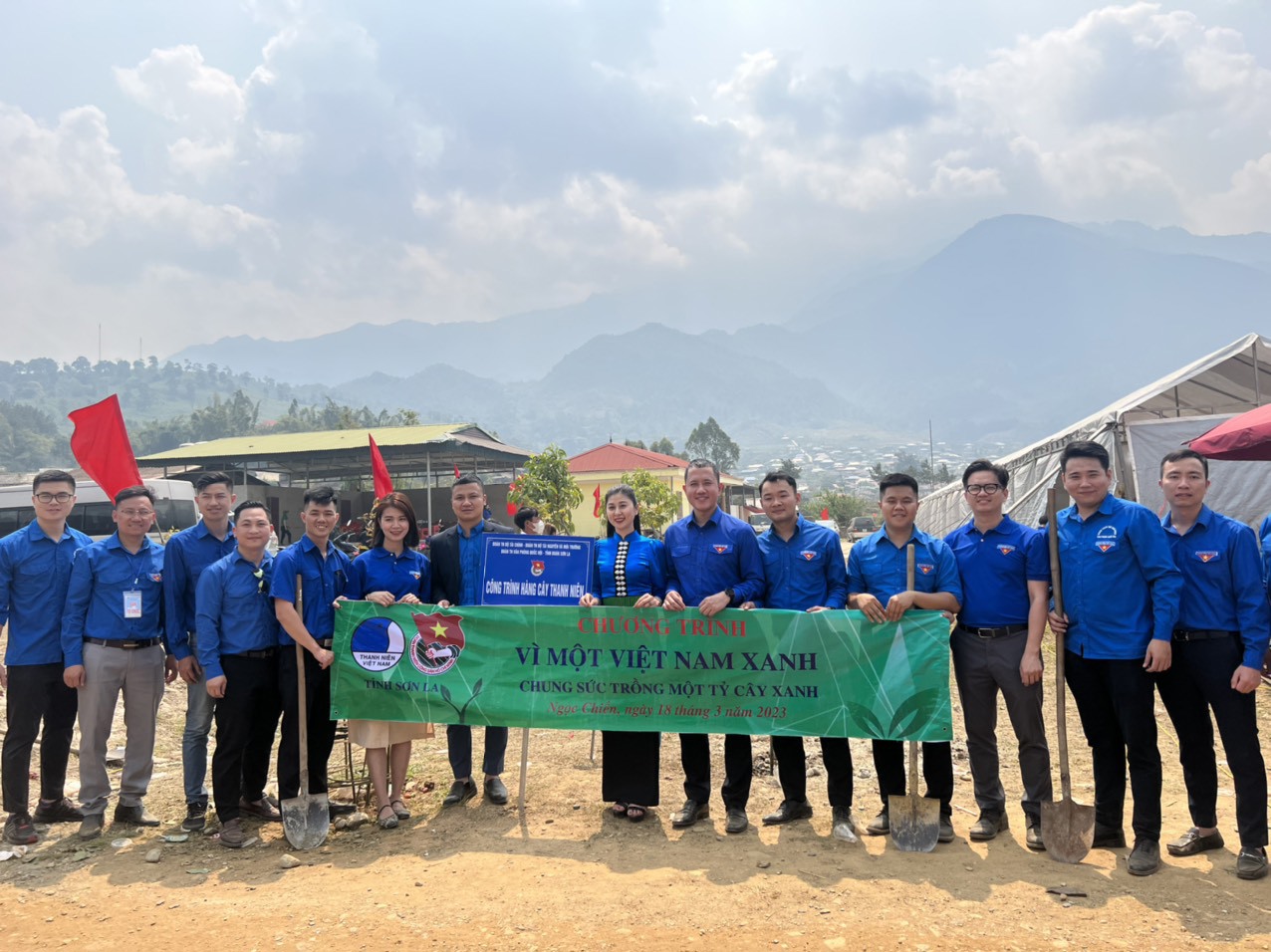 Đoàn Thanh niên Bộ Tài chính tích cực hưởng ứng chương trình “Vì một Việt Nam xanh", trồng cây, chỉnh trang công sở tại xã Ngọc Chiến.