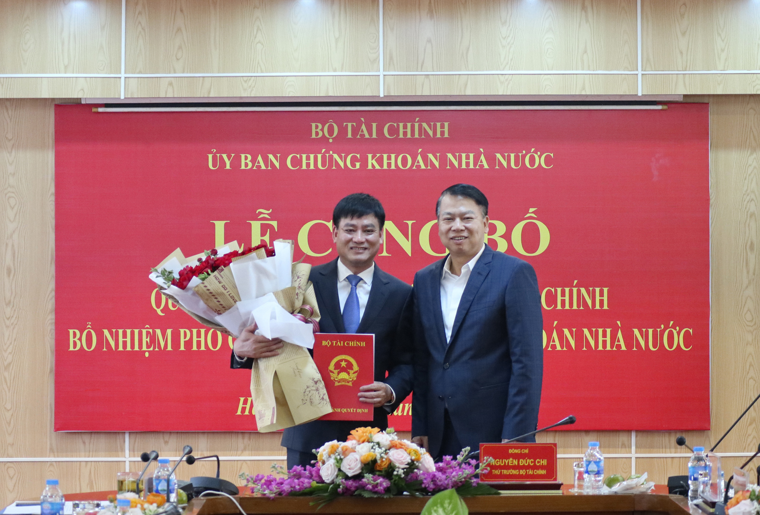 Thứ trưởng Nguyễn Đức Chi trao quyết định bổ nhiệm giữ chức Phó Chủ tịch UBCKNN đối với ông Hoàng Văn Thu.