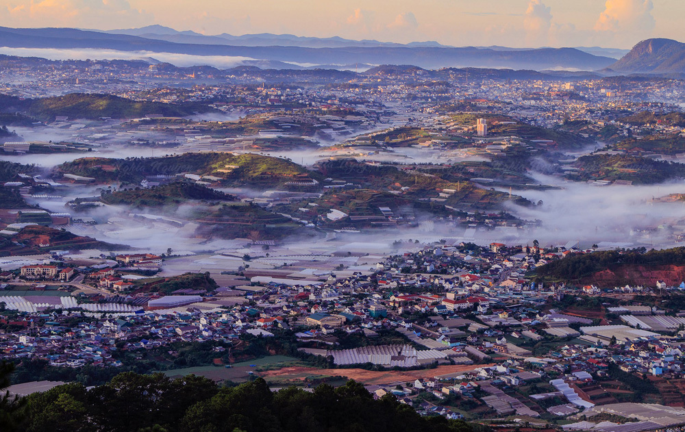 Một góc huyện Lạc Dương và TP. Đà Lạt nhìn từ đỉnh Lang Biang. Ảnh: Nguyên Thi
