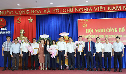 Lãnh đạo Tổng cục Thuế, UBND tỉnh Khánh Hòa tặng hoa và chúc mừng các tân Phó cục trưởng.