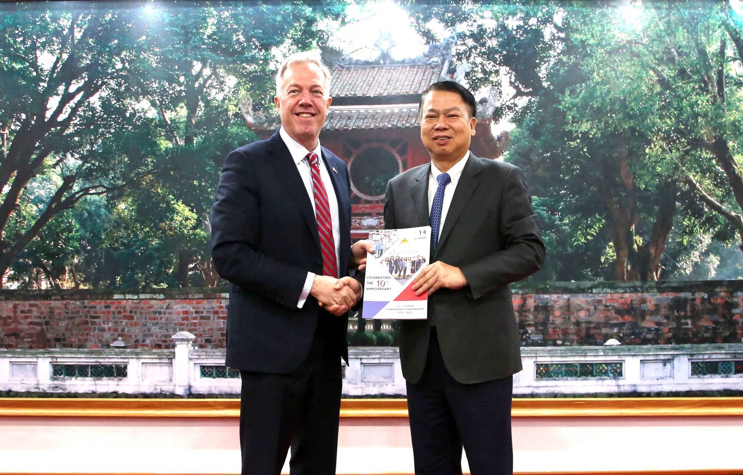 Thứ trưởng Bộ Tài chính Nguyễn Đức Chi và nguyên Đại sứ Hoa Kỳ tại Việt Nam Ted Osius.