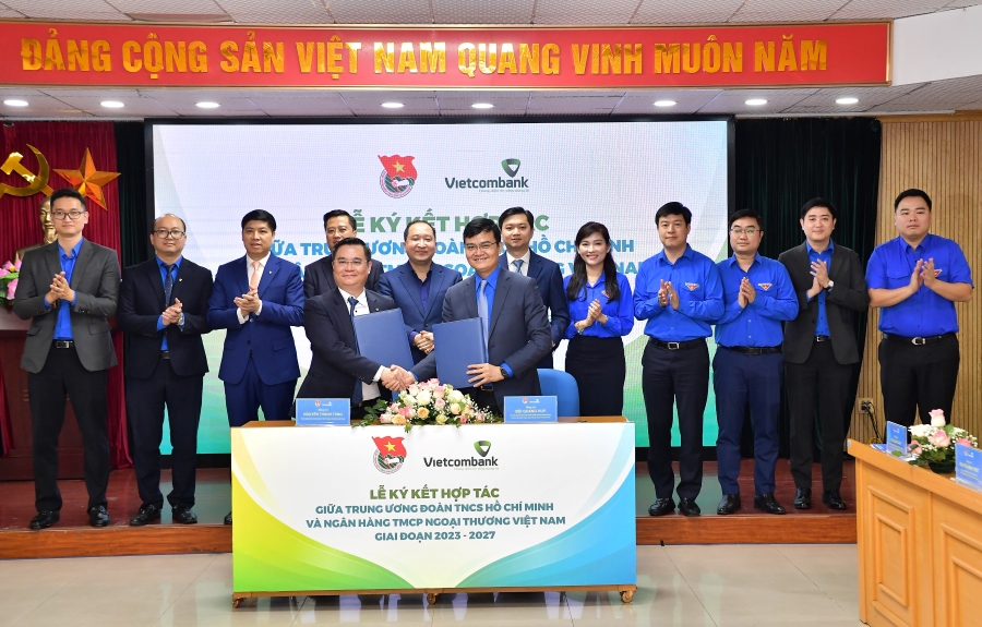 Ông Nguyễn Thanh Tùng – Tổng giám đốc Vietcombank (bên trái) và ông Bùi Quang Huy - Bí thư thứ nhất BCH Trung ương Đoàn ký kết hợp tác 