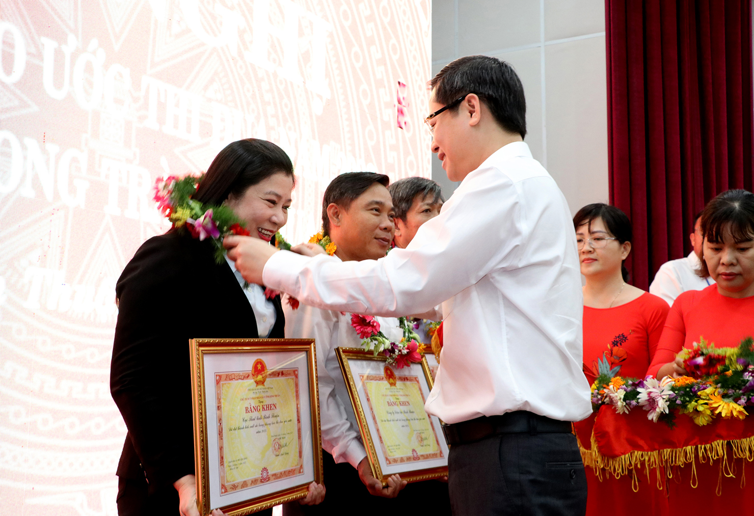 Cục Thuế tỉnh Bình Thuận tặng bằng khen cho các cá nhân và tập thể có thành tích xuất sắc. Ảnh: Phòng TTHT