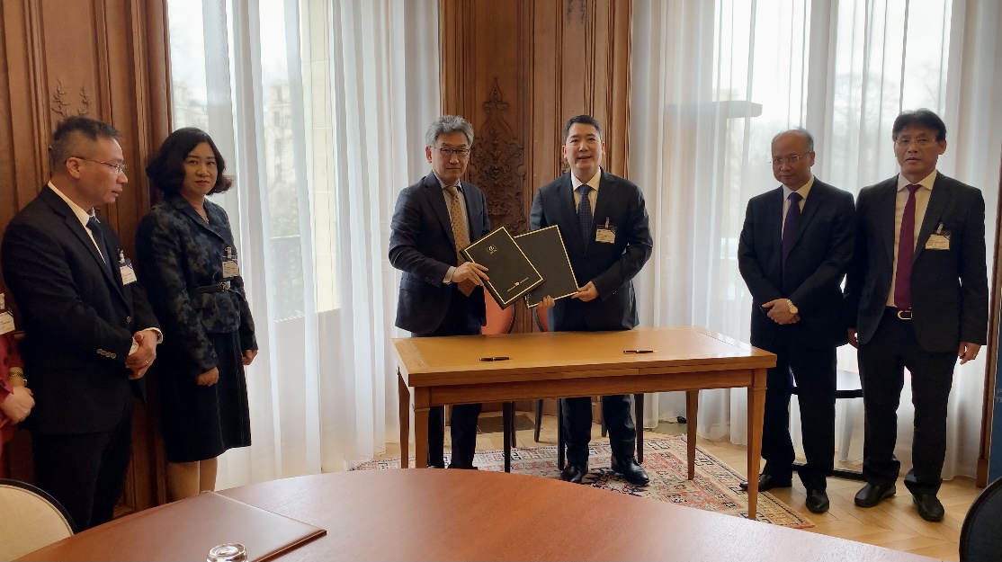Thứ trưởng Bộ Tài chính Cao Anh Tuấn thay mặt Chính phủ nước Cộng hòa xã hội chủ nghĩa Việt Nam ký Hiệp định MAAC.