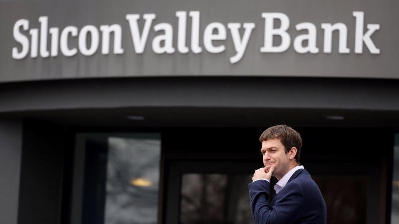 Sự sụp đổ của Silicon Valley Bank và Signature Bank đã làm dấy lên lo ngại khủng hoảng lan rộng. Ảnh: Fox News