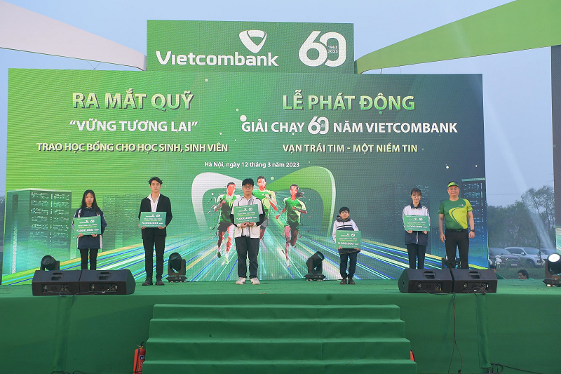 Ông Nguyễn Thanh Tùng - Tổng Giám đốc Vietcombank (ngoài cùng bên phải) trao học bổng cho các em học sinh nghèo vượt khó, tài năng